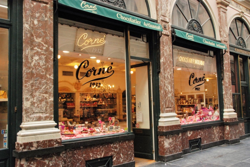 vitrine-ANTIBES-min_chocolate_chocolaterie_shop_luxury_chic_gallery_brussels_belgium-558146